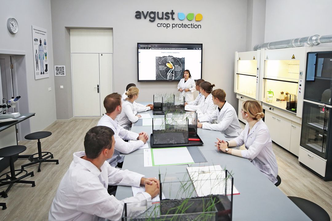 Avgust Stgau uchun o'quv-ilmiy laboratoriyani jihozladi