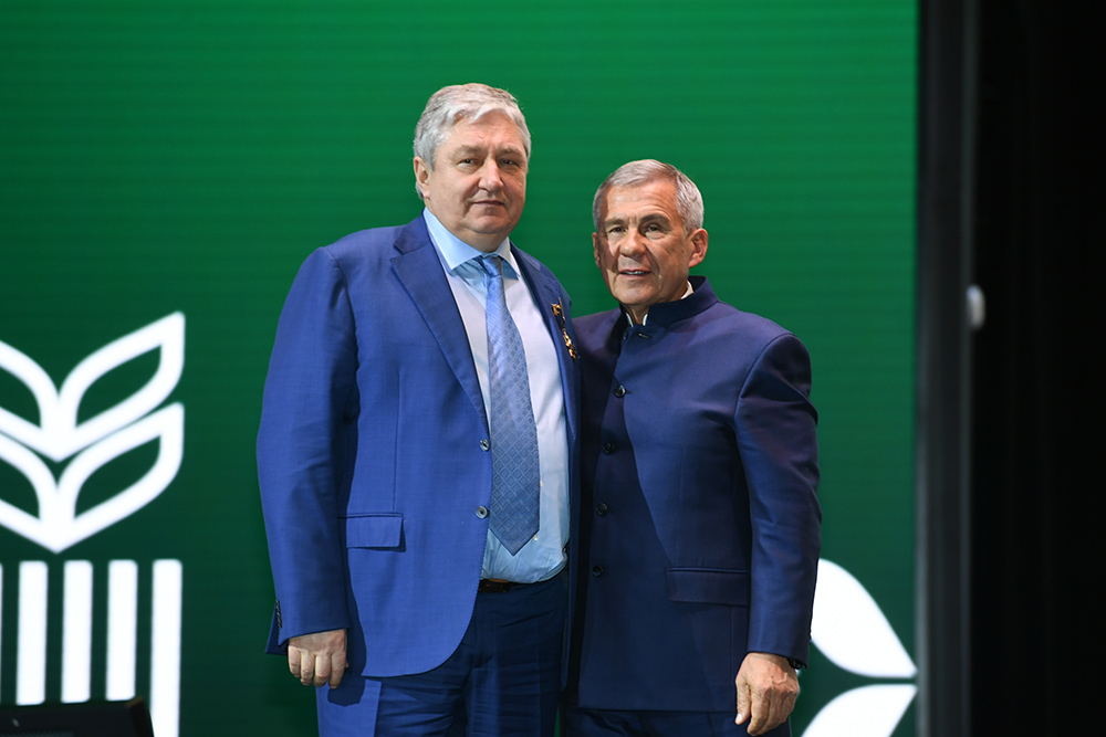 Rustam Minnixanov "avgust" davlat kompaniyasi rahbari Aleksandr Uskovni "Dusliq" ordeni bilan taqdirladi.